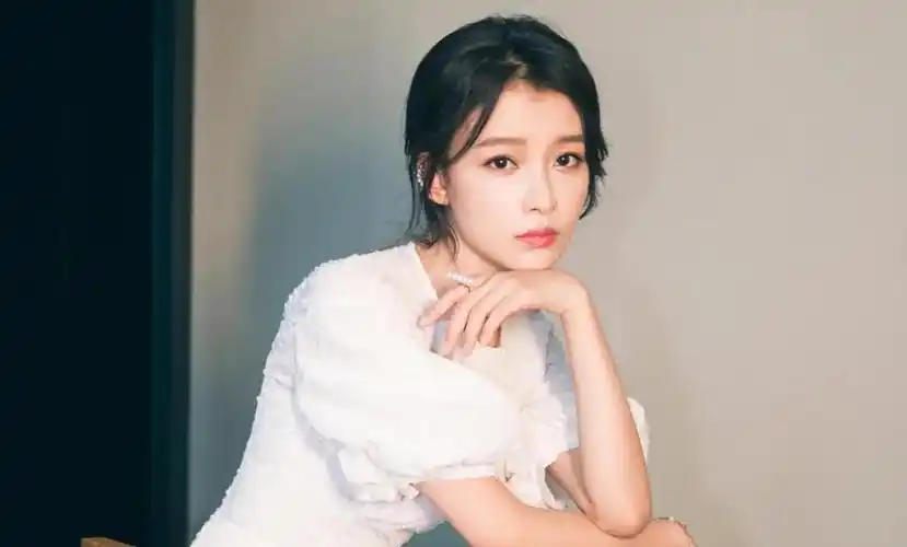 孙怡穿露脐装带娃逛街,女儿6岁个头已过母亲腰,颜值却像董子健