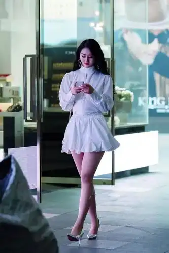 一双亮色的尖头高跟鞋这样的搭配还有谁会注意她的微胖呢