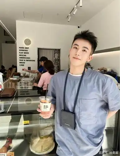 旅游的日常自拍照,随手记录下帅气小哥哥的生活,简单而有意义!