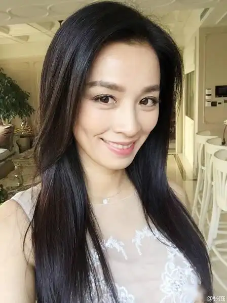 45岁张庭再披婚纱 结婚纪念日获老公跪地示爱