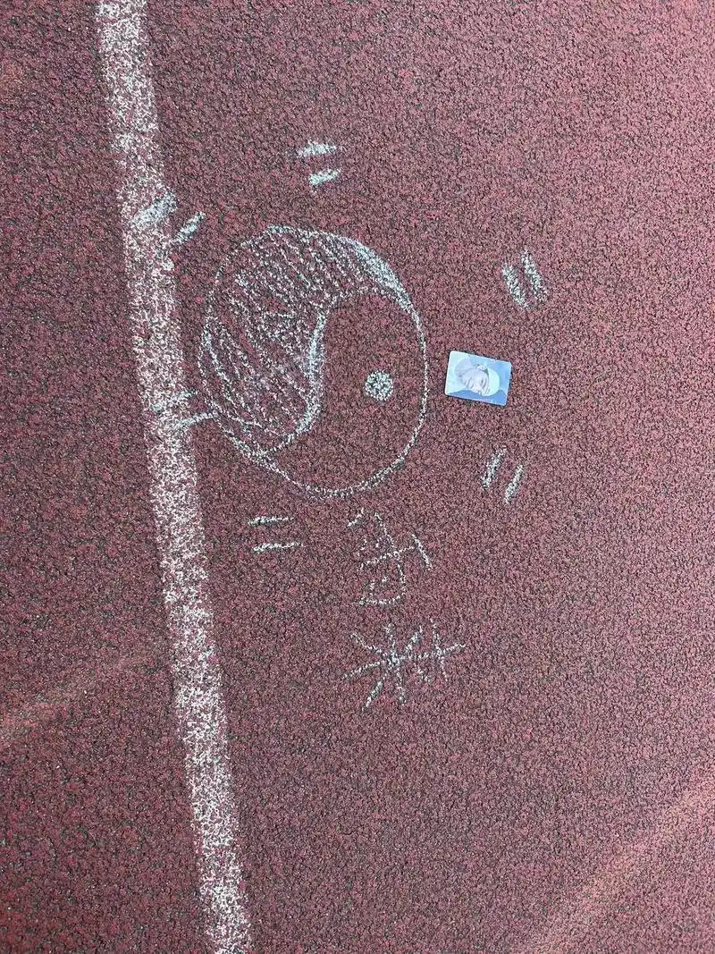 下雨好哇好哇##背影 #当代女大学生 #淋雨 - 抖音