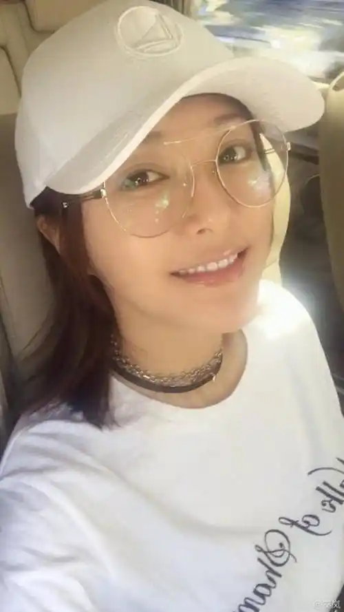 36岁秦岚晒素颜自拍,皮肤紧致女神范儿十足