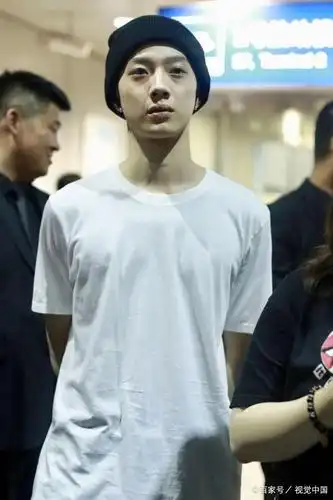 心疼18岁赖冠霖解约案初审后首现身素颜着简装面无表情显疲惫
