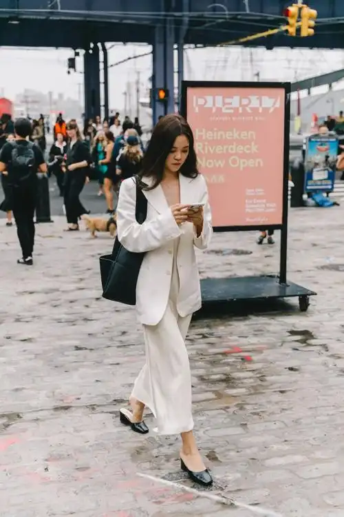 或者一件百褶裙也不错,可以选垂感更好的针织百褶,这样搭配西装才柔美