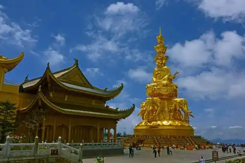 享受不一样的假期西安百名车友自驾游四川峨眉山旅游攻略