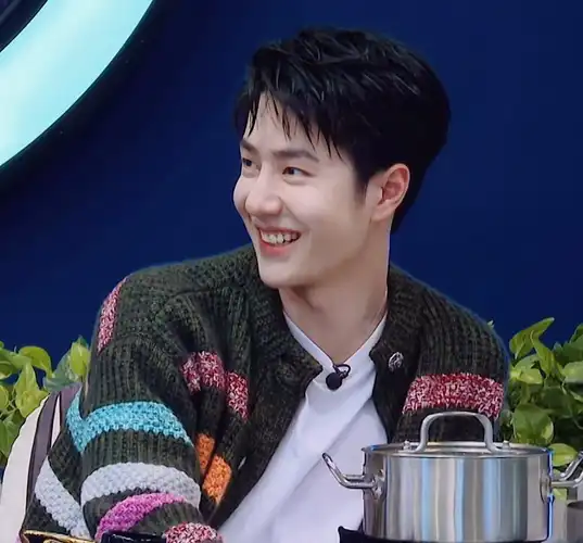 王一博露营比耶自拍,兑现承诺,粉丝表示个人行程请勿打扰_照片_闲暇