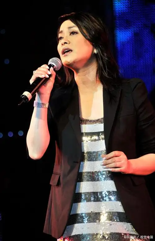 音乐代代相传,时代有时代的代表.女歌手们如同璀璨繁星,照亮华语乐坛.