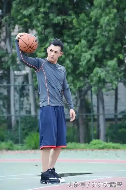 《延禧攻略》中的帅气王爷,可是一个有健硕肌肉的运动boy!微博:洪尧