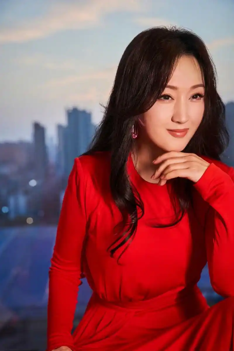 杨钰莹# 一袭红色连衣裙,清纯甜美的容颜,窈窕曼妙的身材,丰满傲人的