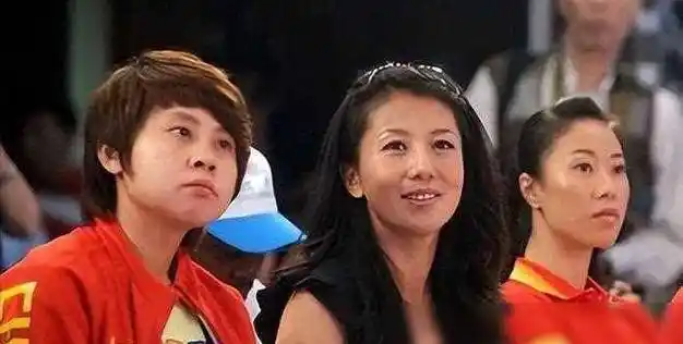 她有59个世界冠军,怀着孕为申冬奥奔波,男子资产百亿对她极尽_杨扬