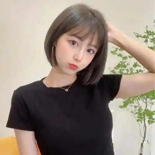 短发搭配起刘海不仅非常修饰脸型,可以尝试剪短发,所以小个子的妹子