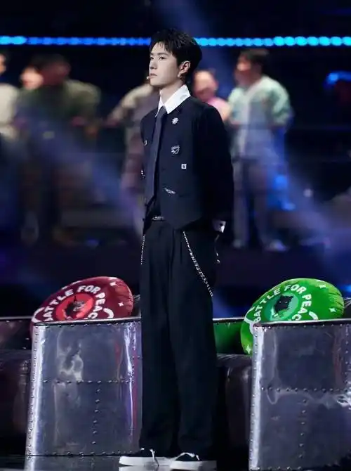 王一博西装穿搭合集_太阳_舞台_白色