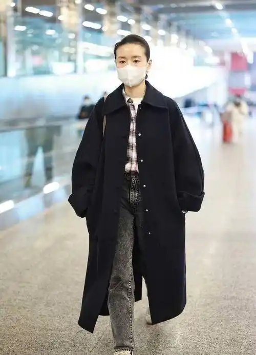 董洁穿"黑大衣"真显气质,叠穿衬衫 牛仔裤,减龄又洋气_方式_时候_款式