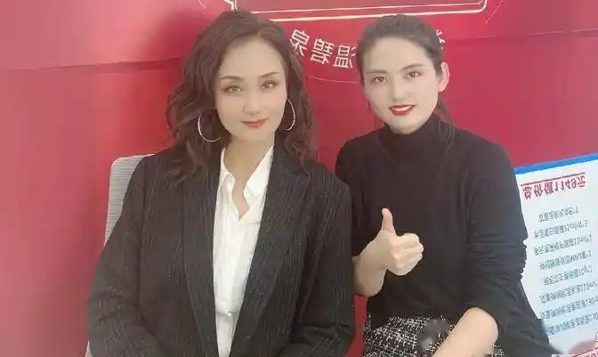 李颖晒母亲合影,80岁了还这么漂亮,烫卷发穿长裙老得优雅