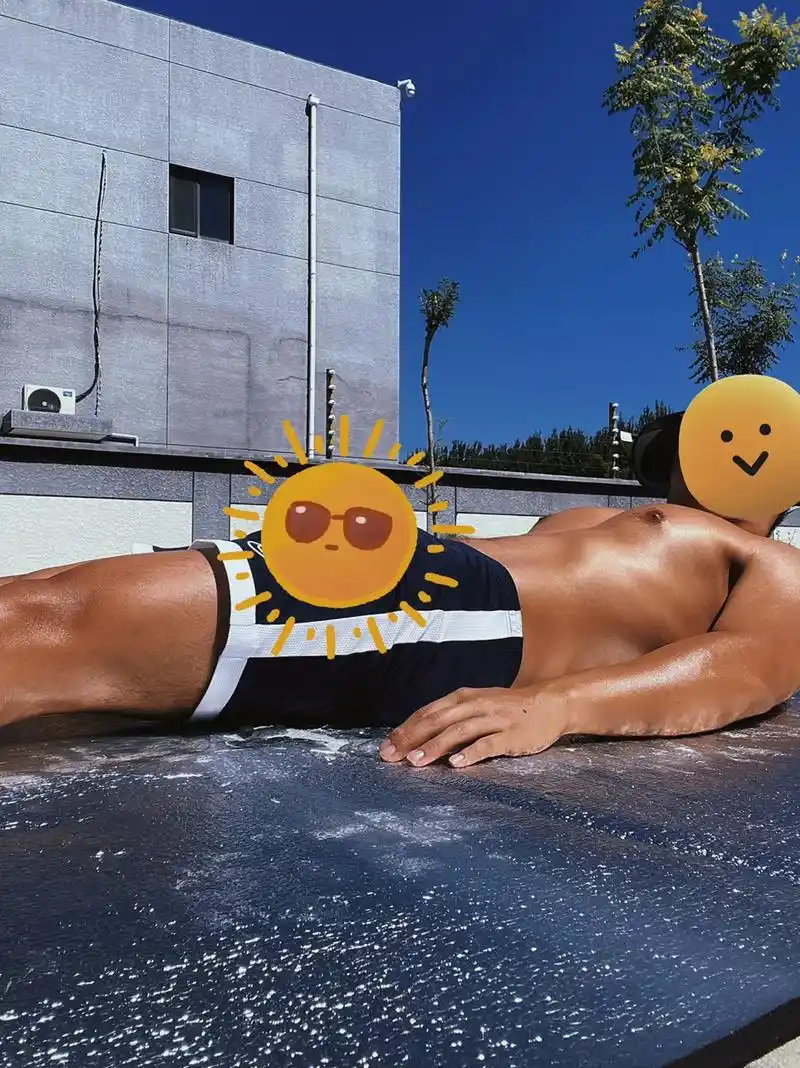 美黑日常.#美黑 #日光浴 #体育生 #北京肌肉男 #肌肉男 - 抖音