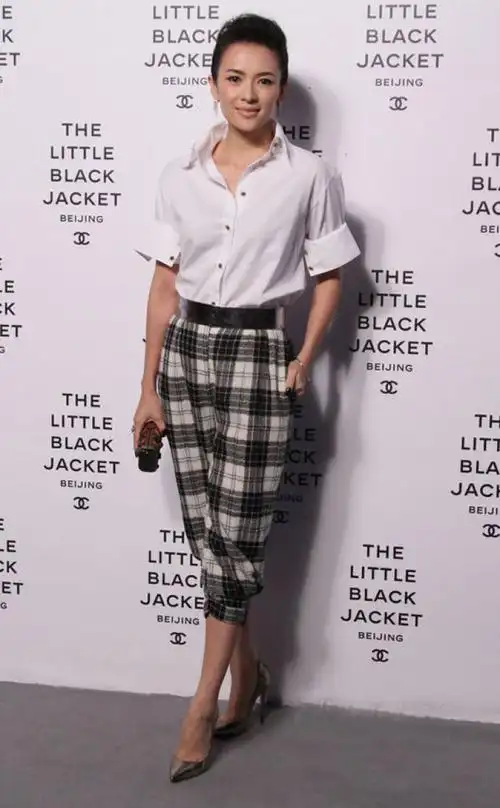 章子怡穿着爱登堡系列格纹哈伦裤,扎着白衬衫.