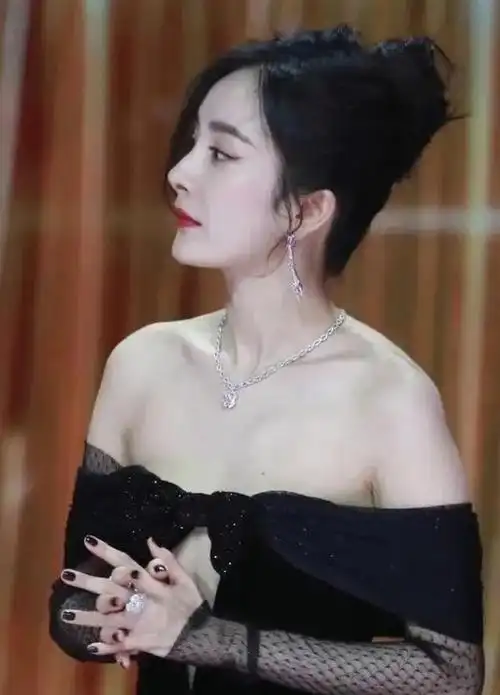 杨幂大胆穿搭黑色蕾丝礼服展现一字肩魅力,腰间挖洞设计惊艳众人