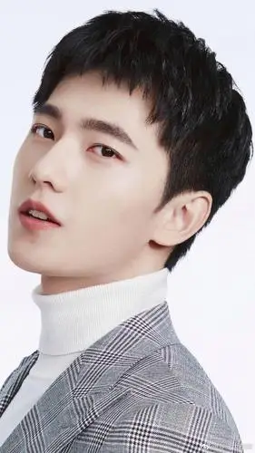 杨洋寸头展现男人魅力