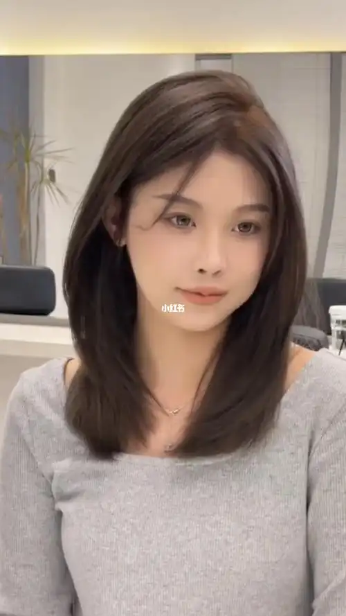 甜美温柔的中长锁骨发圆脸发型推荐