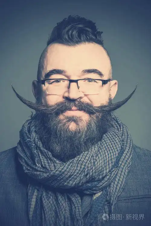 戴着长胡子围巾和眼镜的成年胡子男人.划