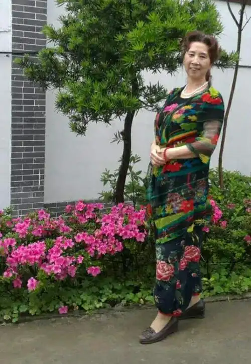 女人如花, 花开如梦 每一个女人都是一朵花, 缤纷妖娆 浪漫多情 .
