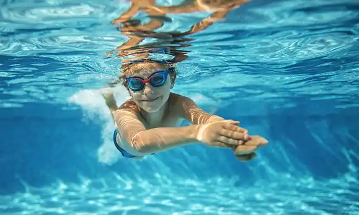 参加游泳夏令营是一个一举多得的活动