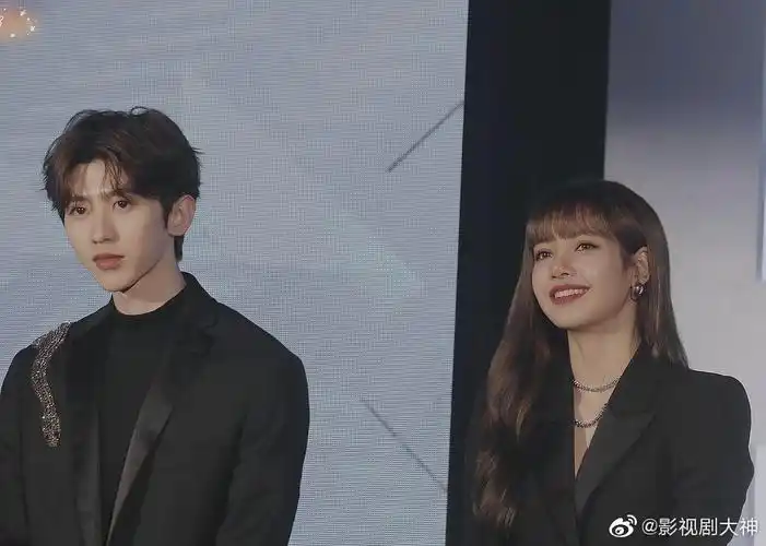 有cp站出了蔡徐坤和lisa的同框图,来看看两个人有cp感吗?