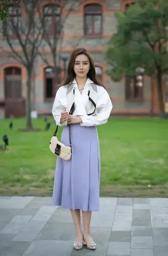 春天裙子穿搭新灵感搭配这几款鞋子时髦洋气显腿长