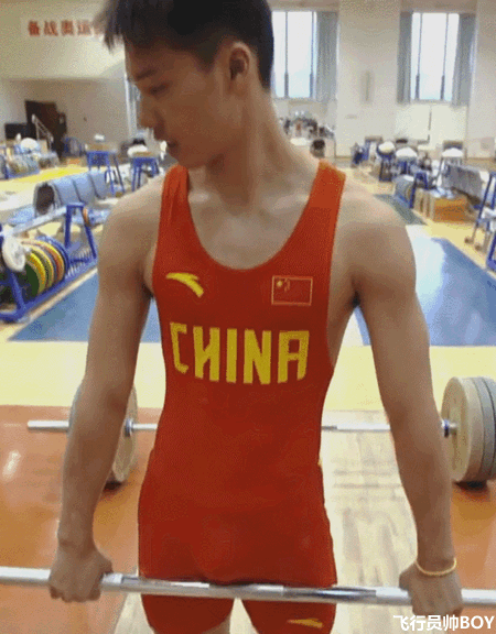 陈艾森穿紧身衣练举重!登时尚杂志秀完美腹肌