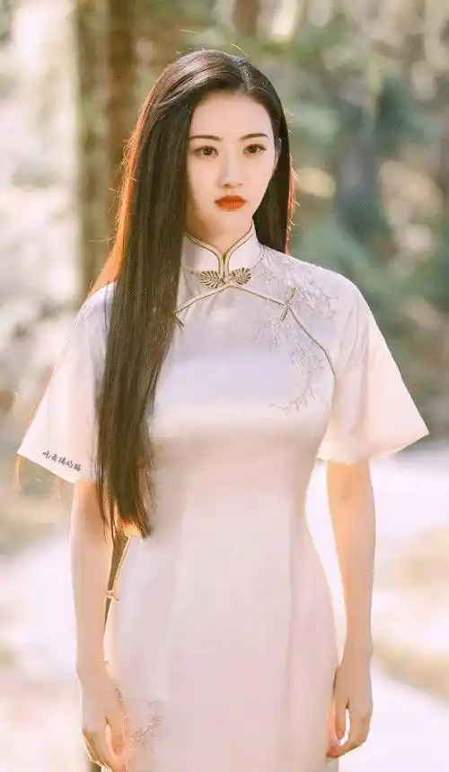 真正能驾驭旗袍的女明星一定是有"东方骨"的,气质非常优雅,不是所谓的