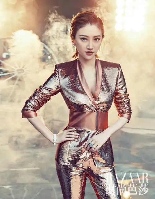 美图系列##景甜# @景甜 登《时尚芭莎》二月新春封面.