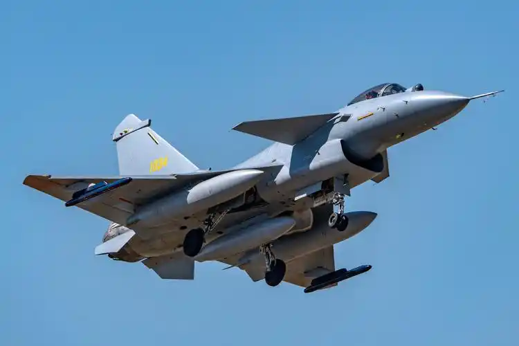 歼-10b 矢量推力验证机亮相2018珠海航展