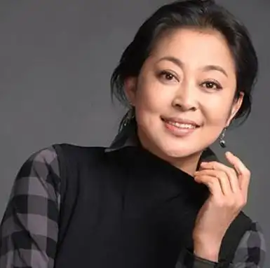 64岁倪萍近照认不出!久未露面模样大变,苹果肌肿胀僵硬被疑整容