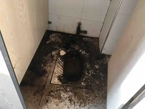 莲花湖演展基地卫生间脏得下不了脚