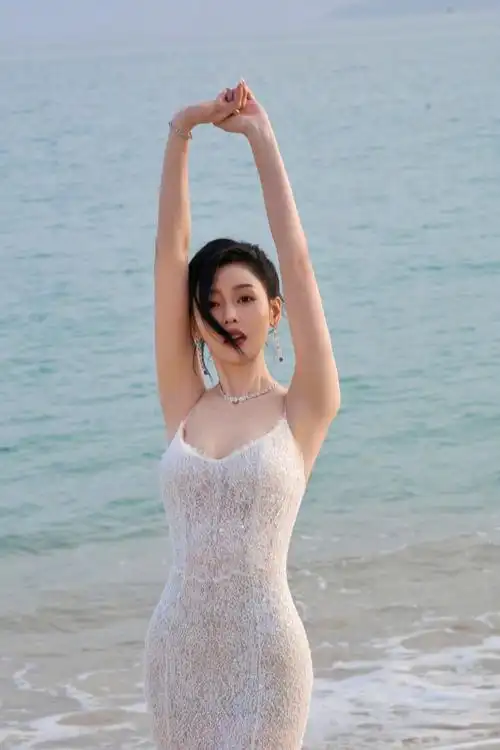 张天爱穿蕾丝吊带裙配慵懒风盘发婀娜性感