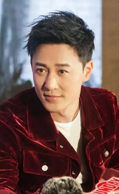 林峰以前很爱穿衬衫,然后故意不扣几颗纽扣,后来被别人调侃说:"胸毛都