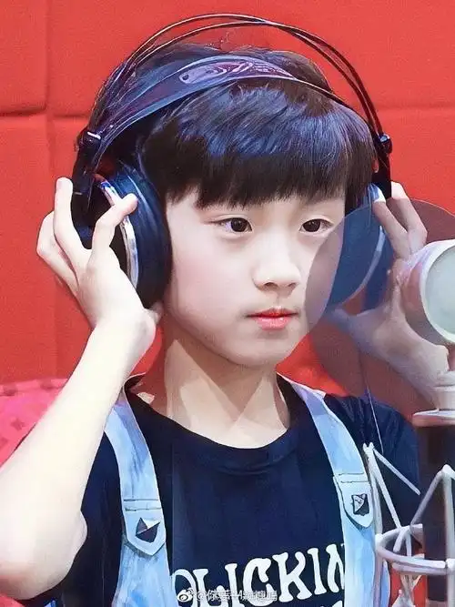 小时候的马嘉祺抱孩子