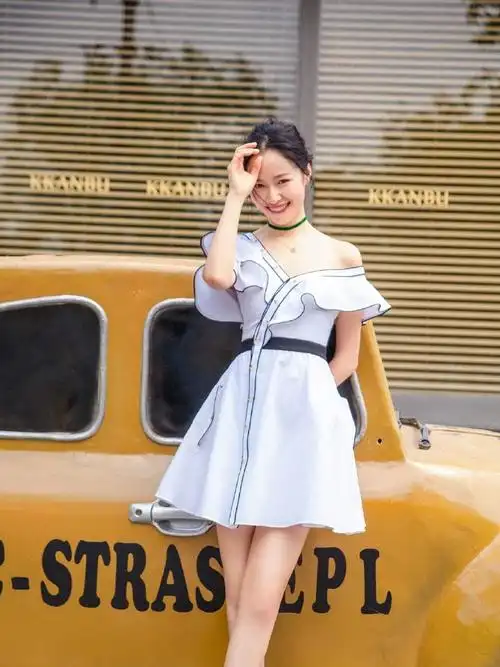 江一燕现身街头条纹t恤配破洞牛仔裤简单搭配穿出时髦感