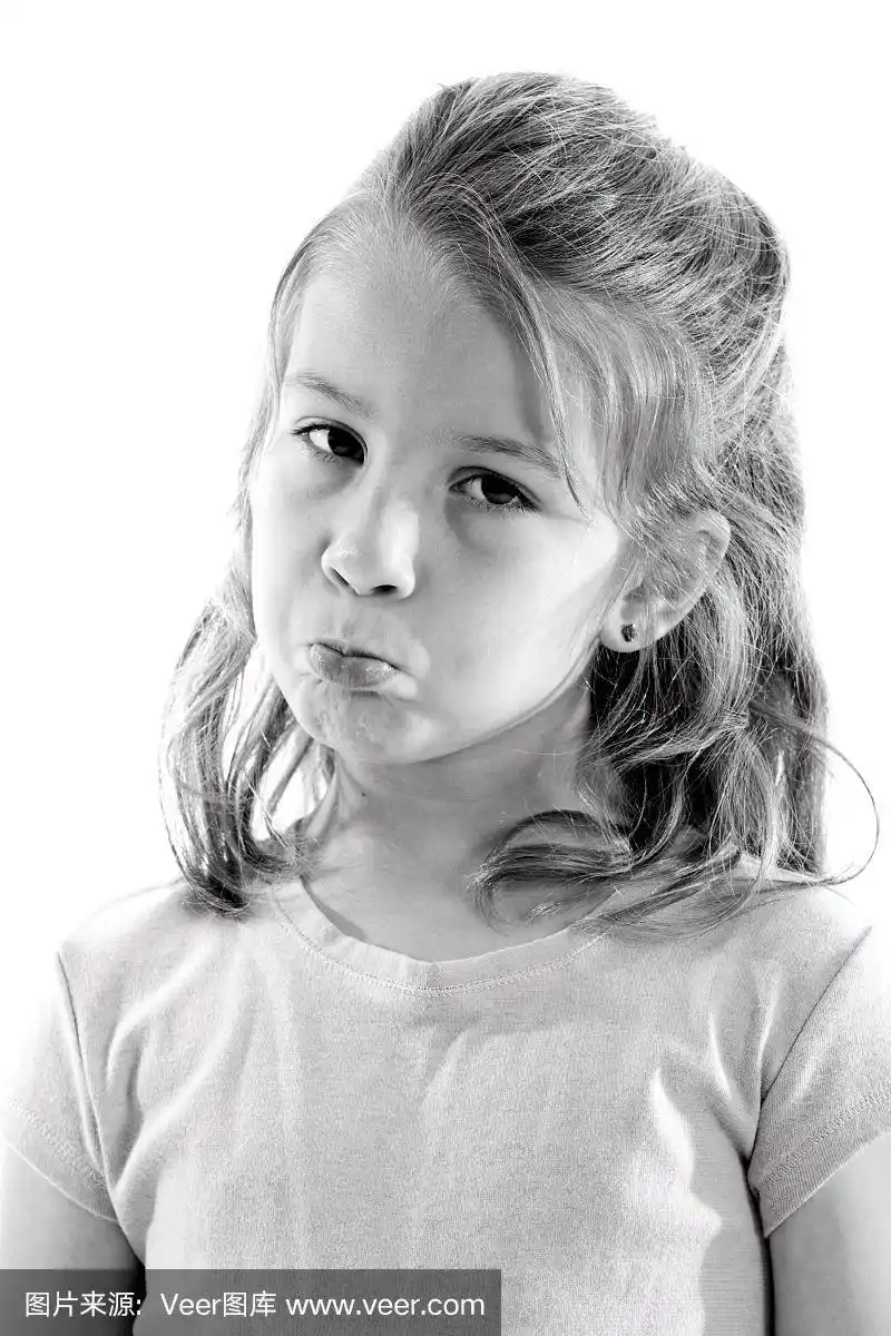 撅着嘴的小女孩在黑和白