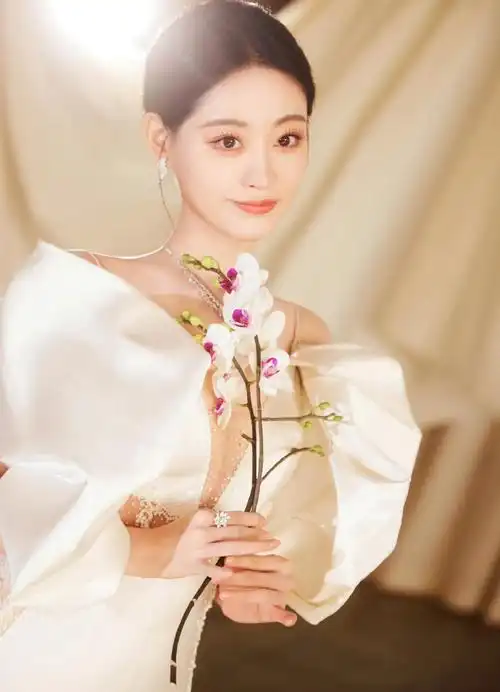 祝绪丹月白缎面珠缀礼服##祝绪丹人鱼公主礼服