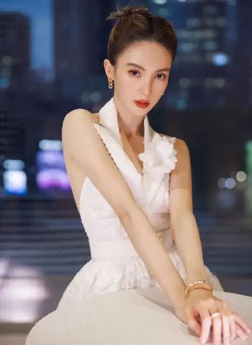 金晨身穿白色露背长裙大秀玉背!雪肤玉貌性感魅力猛增|金晨|露背|俏脸