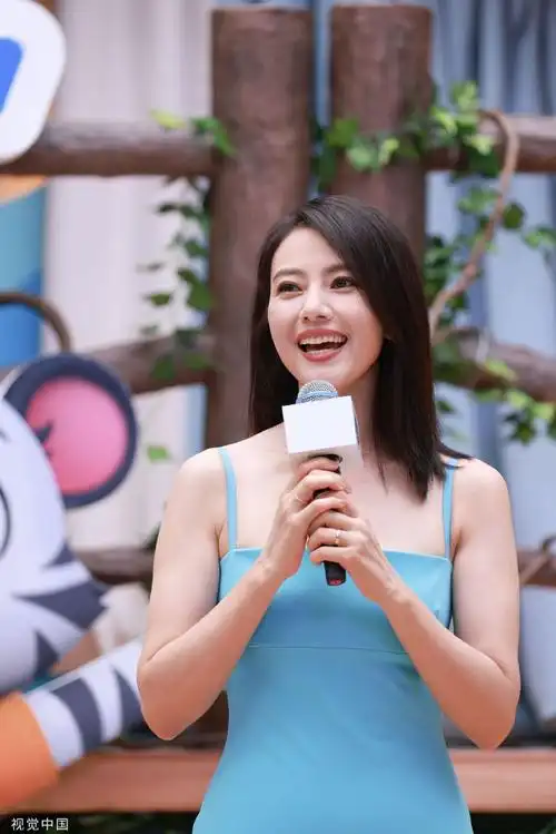 组图:高圆圆一袭浅蓝长裙气质优雅 露齿笑魅力四射超迷人_高清图集