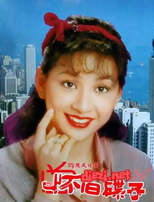 余安安年轻的时候长得很美,身材又高挑,她出身富贵,14岁就上t台走秀