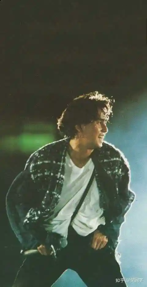 建议b站搜索一下谭咏麟94纯金曲演唱会 我觉得听前面两首就会被圈粉