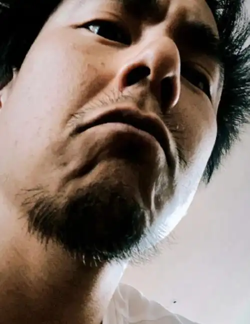 40岁彭于晏晒胡渣自拍头发竖起来似海胆不修边幅被嘲像流浪汉