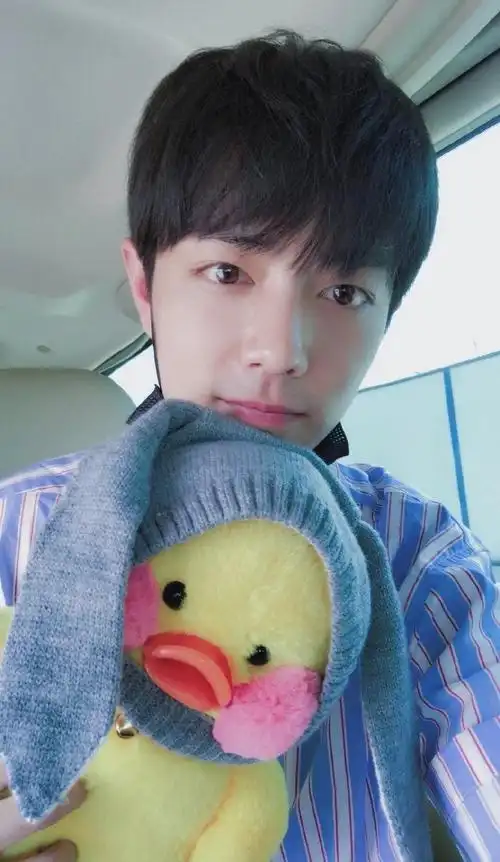 一组肖战早期自拍照合集