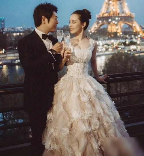 郎朗携娇妻合体演出,夫妻四手联弹伉俪情深,吉娜挽老公手臂一脸羞涩