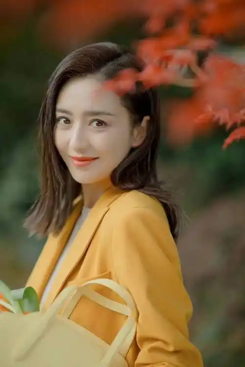 佟丽娅中长发太美了,一身橙色西装干练又甜美,笑容灿烂韵味十足_背包