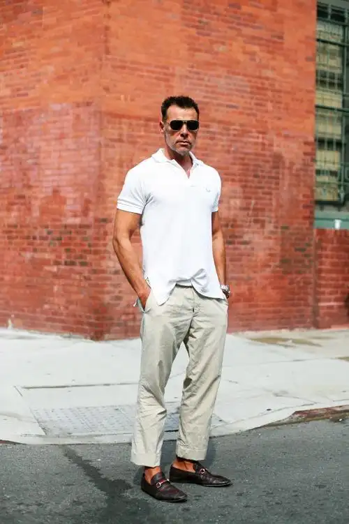 卡其色裤子配什么鞋子好看男生(卡其色裤子配白色鞋子可以吗)