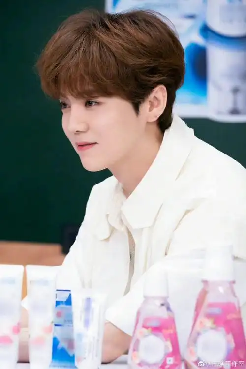 鹿晗制服花絮侧拍图#鹿晗的制服花絮侧拍图,帅气有型,帅哥真的能轻松